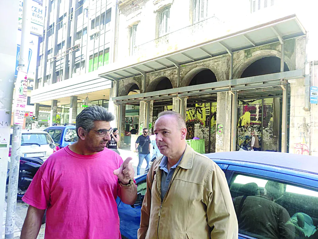 Πάτρα: Ανασφάλεια πολιτών λόγω ετοιμόρροπων κτιρίων - Επί... π-οδός και κοιτώντας ψηλά Πάτρα: Ανασφάλεια πολιτών λόγω ετοιμόρροπων κτιρίων - Επί... π-οδός και κοιτώντας ψηλά