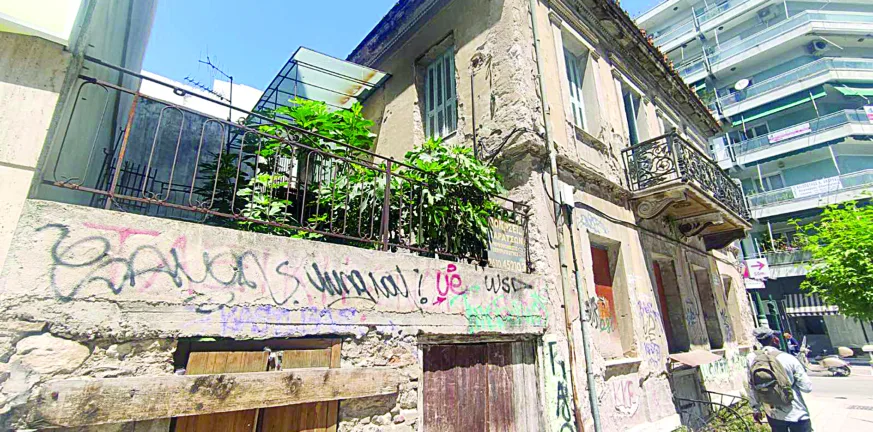 Πάτρα: Ανασφάλεια πολιτών λόγω ετοιμόρροπων κτιρίων - Επί... π-οδός και κοιτώντας ψηλά Πάτρα: Ανασφάλεια πολιτών λόγω ετοιμόρροπων κτιρίων - Επί... π-οδός και κοιτώντας ψηλά