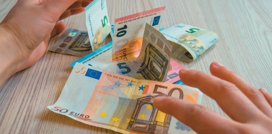 Ξεκινούν οι πληρωμές από e-ΕΦΚΑ και ΔΥΠΑ: Ποιοι και πότε να πάνε ταμείο