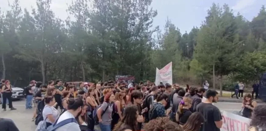 Φοιτητικό μπλόκο στη Σιθωνία: Διαδηλώσεις και οργή έξω από τη Σύνοδο Πρυτάνεων για τις διαγραφές 330.000 σπουδαστών ΒΙΝΤΕΟ Φοιτητικό