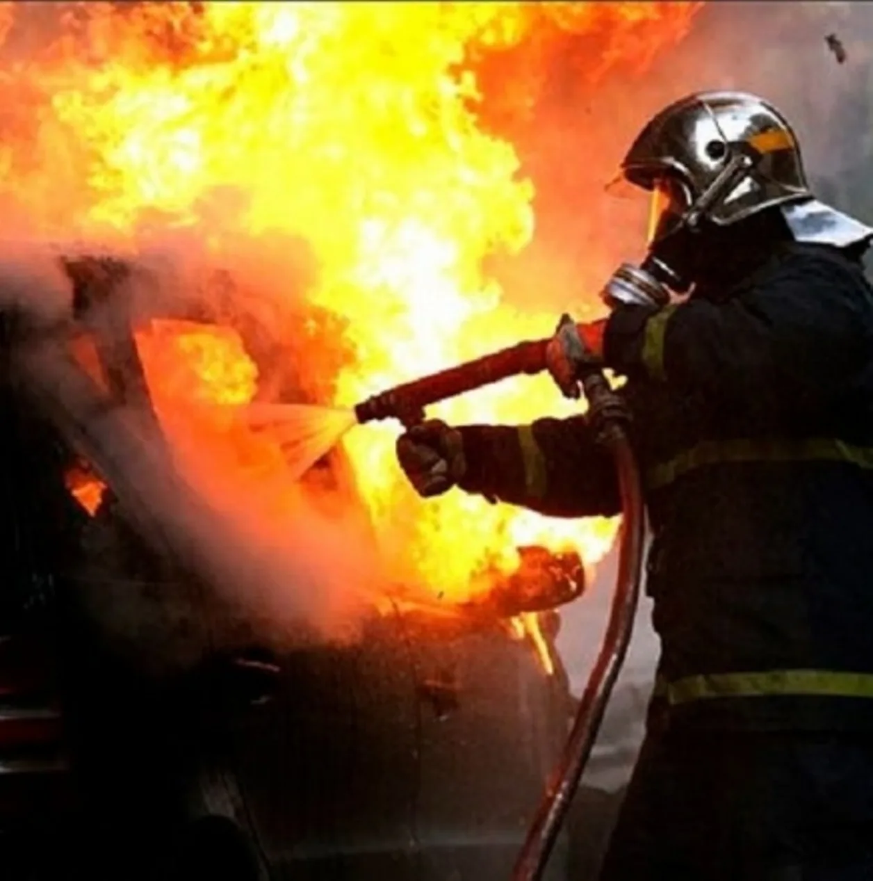 Στις φλόγες αυτοκίνητο στην Πάτρα Στις φλόγες αυτοκίνητο στην Πάτρα