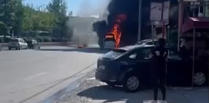 Καίγεται πούλμαν στη λεωφόρο Αθηνών στο Χαϊδάρι
