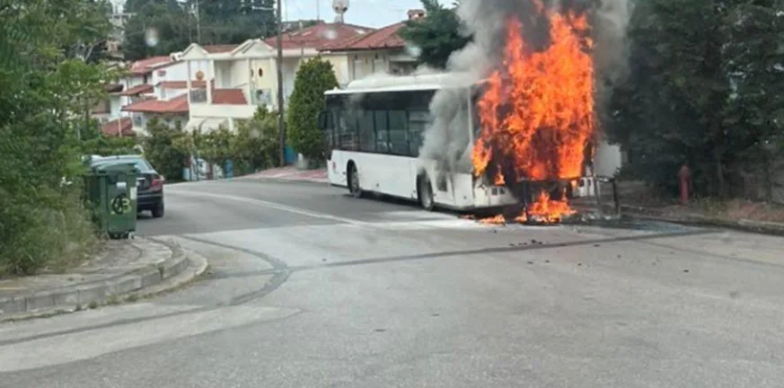 Θεσσαλονίκη: Αστικό λεωφορείο άρπαξε φωτιά εν κινήσει! Θεσσαλονίκη