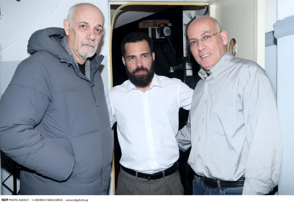 Όταν ο Κοεμτζής μίλησε χωρίς να δικαιολογηθεί – Η «τελευταία απολογία» όπως την έστησαν οι Βαγγέλης και Μάρκος Γέττος και ο Κώστας Κιμούλης Κοεμτζής