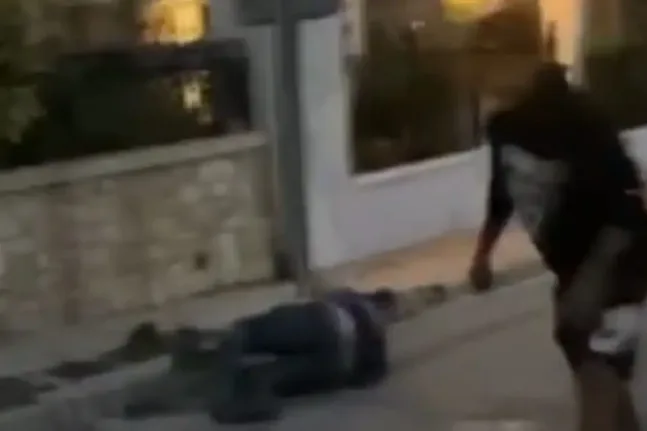 Βίντεο σοκ: 48χρονος χαροπαλεύει μετά από άγριο ξυλοδαρμό από 17χρονο στα Γλυκά Νερά