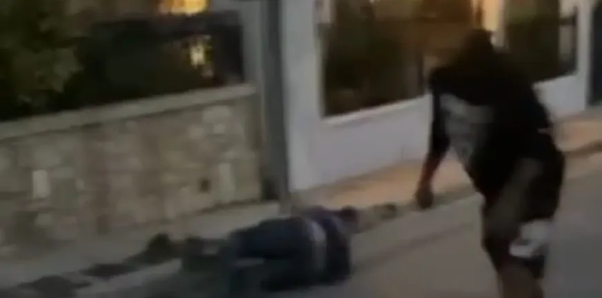 Βίντεο σοκ: 48χρονος χαροπαλεύει μετά από άγριο ξυλοδαρμό από 17χρονο στα Γλυκά Νερά Βίντεο σοκ: 48χρονος χαροπαλεύει μετά από άγριο ξυλοδαρμό από 17χρονο στα Γλυκά Νερά