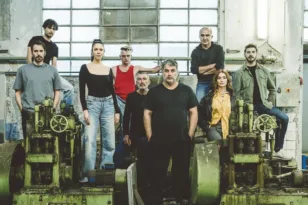 Με «πατρινή» υπογραφή και βλέμμα πανκ: «Οι έμποροι της Βενετίας» του Γκραουζίνις με Μπισμπίκη