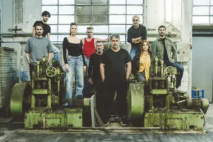 Με «πατρινή» υπογραφή και βλέμμα πανκ: «Οι έμποροι της Βενετίας» του Γκραουζίνις με Μπισμπίκη