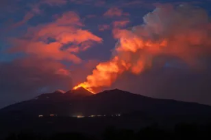 Μεγάλες ποσότητες λάβας και τέφρας από το ηφαίστειο της Αίτνας ΦΩΤΟ – ΒΙΤΝΕΟ