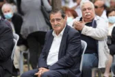 Ο Κώστας Πελετίδης αποχαιρετά τον σύντροφό του Γιάννη Λαζαρίδη...