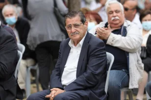 Ο Κώστας Πελετίδης αποχαιρετά τον σύντροφό του Γιάννη Λαζαρίδη…