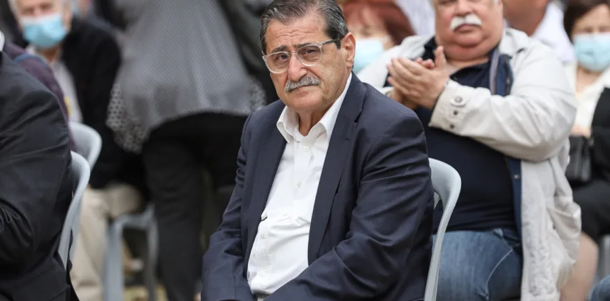 Ο Κώστας Πελετίδης αποχαιρετά τον σύντροφό του Γιάννη Λαζαρίδη... Ο Κώστας Πελετίδης αποχαιρετά τον σύντροφό του Γιάννη Λαζαρίδη...