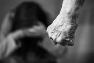 ΑΠΟΚΛΕΙΣΤΙΚΟ – Πάτρα: Χτυπούσε ανήλικη με μπουνιές και καλώδιο