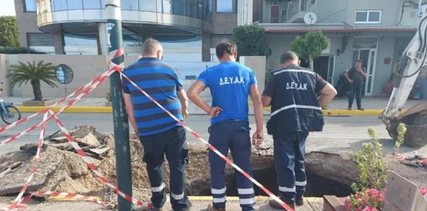 Κατέρρευσε το οδόστρωμα στο κέντρο της Καλαμάτας – Μεγάλη τρύπα «ρούφηξε» τον δρόμο στη Ναυαρίνου ΦΩΤΟ-ΒΙΝΤΕΟ Κατέρρευσε το οδόστρωμα στο κέντρο της Καλαμάτας – Μεγάλη τρύπα «ρούφηξε» τον δρόμο στη Ναυαρίνου ΦΩΤΟ-ΒΙΝΤΕΟ