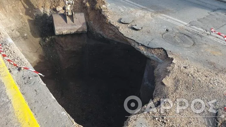 Κατέρρευσε το οδόστρωμα στο κέντρο της Καλαμάτας – Μεγάλη τρύπα «ρούφηξε» τον δρόμο στη Ναυαρίνου ΦΩΤΟ-ΒΙΝΤΕΟ