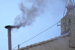 LIVE ΕΙΚΟΝΑ: Βατικανό: Λευκός καπνός και νέος Πάπας!