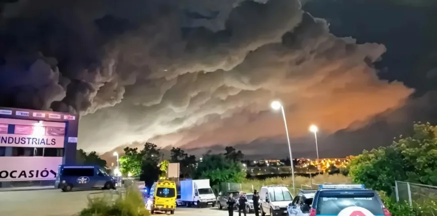 Συναγερμός στην Καταλονία: Πάνω από 160.000 πολίτες στα σπίτια τους λόγω τοξικού νέφους BINTEO Συναγερμός