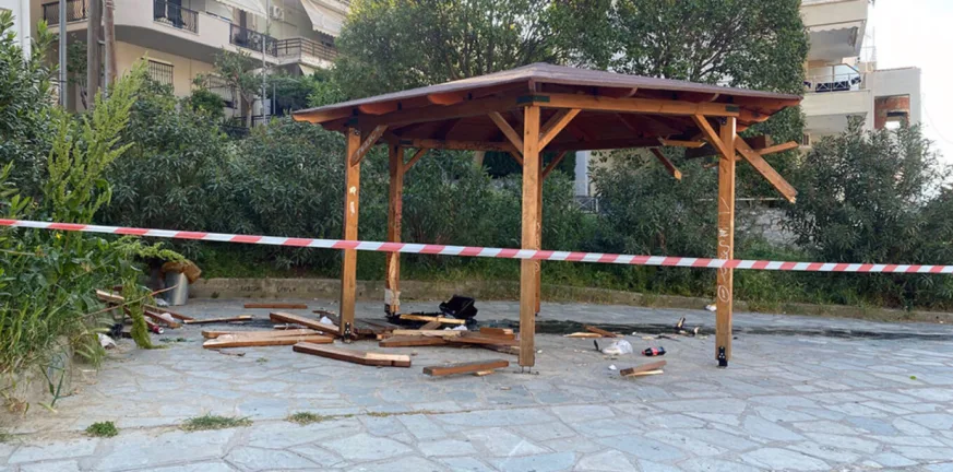 Καβάλα: Αυτοκίνητο έπεσε σε κιόσκι με νεαρούς – Δύο τραυματίες, στο αυτόφωρο ο οδηγός Καβάλα