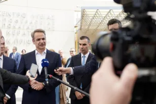 Συγκίνηση Μητσοτάκη στην Κερατέα: Πρότυπο αποκατάστασης και ελπίδας το Κέντρο Υγείας