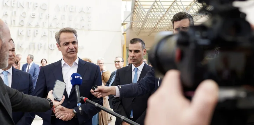 Συγκίνηση Μητσοτάκη στην Κερατέα: Πρότυπο αποκατάστασης και ελπίδας το Κέντρο Υγείας Συγκίνηση