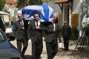 Το ύστατο χαίρε στον Πέτρο Μολυβιάτη: Η πολιτική και ανθρώπινη παρακαταθήκη του «πιο στενού συνεργάτη» του Καραμανλή