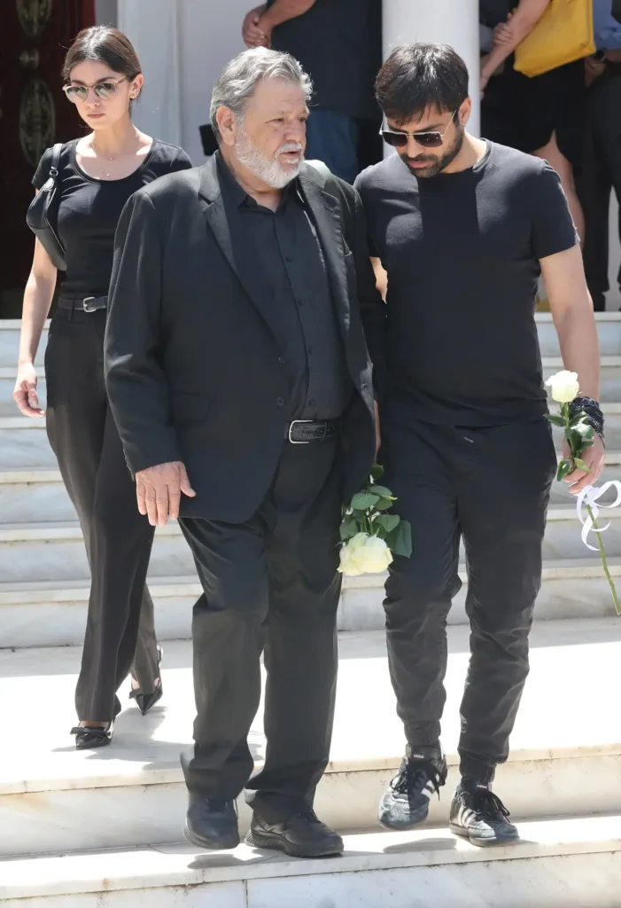 Σε κλίμα οδύνης η κηδεία του Νίκου Γαλανού, ήταν εκεί οι συντελεστές της «Γης της Ελιάς» ΦΩΤΟ