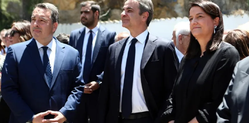 Το “ύστατο χαίρε” στον Χρήστο Ροκόφυλλο: Παρουσία Μητσοτάκη και στελεχών του ΠΑΣΟΚ η κηδεία του πρώην υπουργού Το “ύστατο χαίρε” στον Χρήστο Ροκόφυλλο: Παρουσία Μητσοτάκη και στελεχών του ΠΑΣΟΚ η κηδεία του πρώην υπουργού