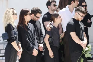 Σε κλίμα οδύνης η κηδεία του Νίκου Γαλανού, ήταν εκεί οι συντελεστές της «Γης της Ελιάς» ΦΩΤΟ