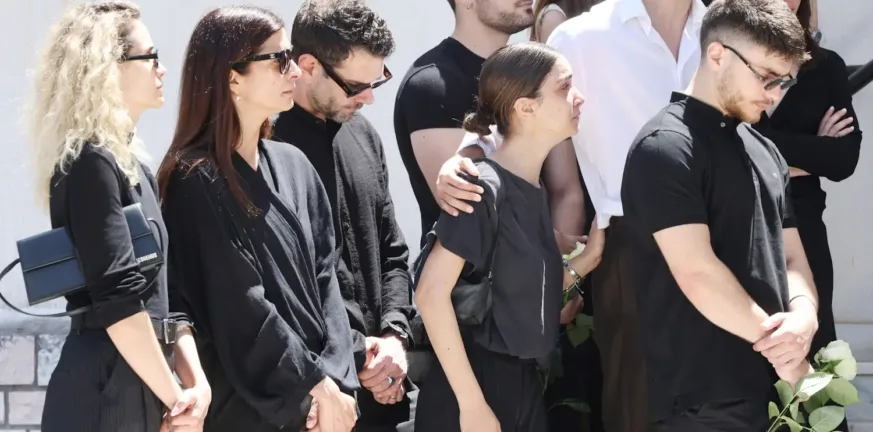 Σε κλίμα οδύνης η κηδεία του Νίκου Γαλανού, ήταν εκεί οι συντελεστές της «Γης της Ελιάς» ΦΩΤΟ Σε κλίμα οδύνης η κηδεία του Νίκου Γαλανού, ήταν εκεί οι συντελεστές της «Γης της Ελιάς» ΦΩΤΟ