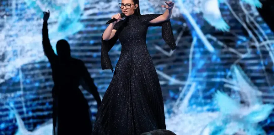 Eurovision 2025: Πώς το μαύρο φόρεμα της Klavdia έγινε άσπρο σε ένα δευτερόλεπτο! ΒΙΝΤΕΟ Eurovision 2025