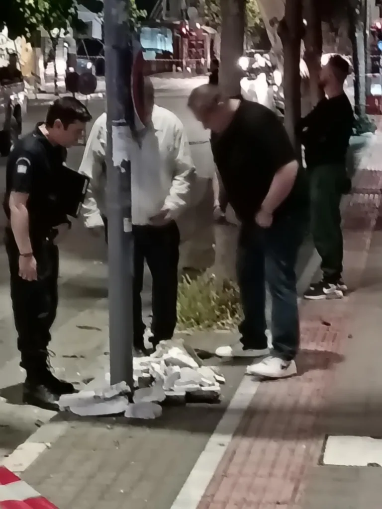 Πάτρα: Μεγάλος ο κίνδυνος για τον 59χρονο που δέχτηκε μάρμαρο πολυκατοικίας στο κεφάλι! «Ποτάμι» το αίμα, ξηλώθηκαν τα πάντα από την Πυροσβεστική ΦΩΤΟ