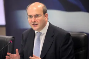 «Δεν είναι τιμωρία, είναι αξιολόγηση» λέει ο Χατζηδάκης για τη μονιμότητα – Και… μπόνους για τους καλούς