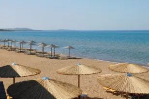 Κορυφαίες παραλίες, σχετικά κοντά στην Αθήνα, «δύο βήματα» από την Πάτρα ΦΩΤΟ