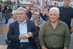 Στην Ικαρία για δεύτερη μέρα ο Δ. Κουτσούμπας: Στο επίκεντρο τα προβλήματα του νησιού και η αντίθεση στις ανεμογεννήτριες