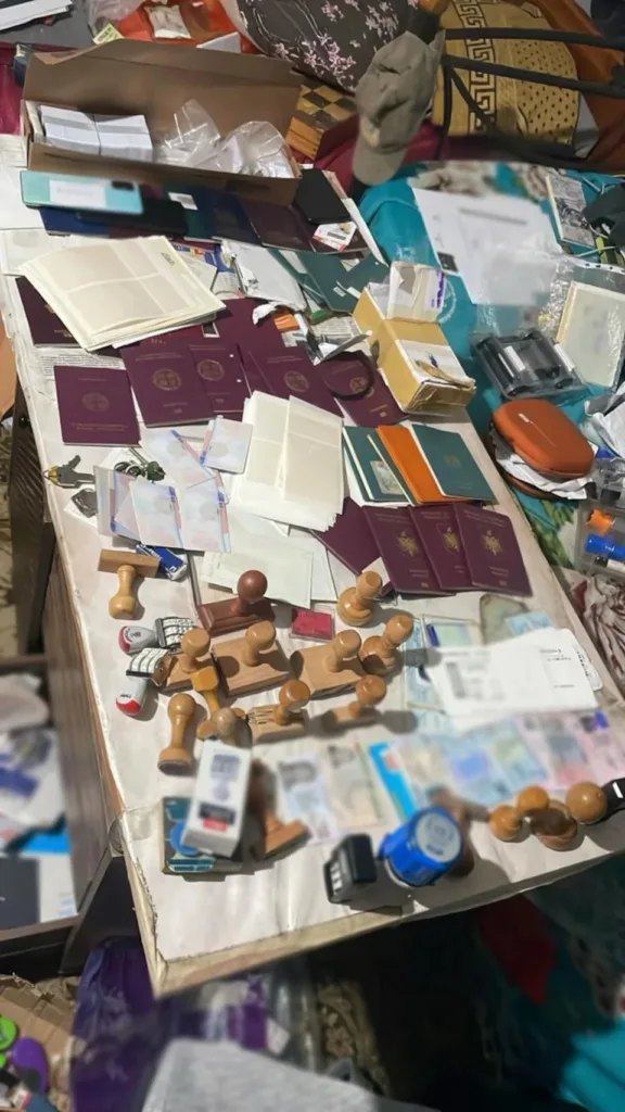 Ξήλωσαν κύκλωμα διακίνησης μεταναστών: 20 συλλήψεις και 4 εκατ. ευρώ παράνομο κέρδος - Η στιγμή της εφόδου ΒΙΝΤΕΟ