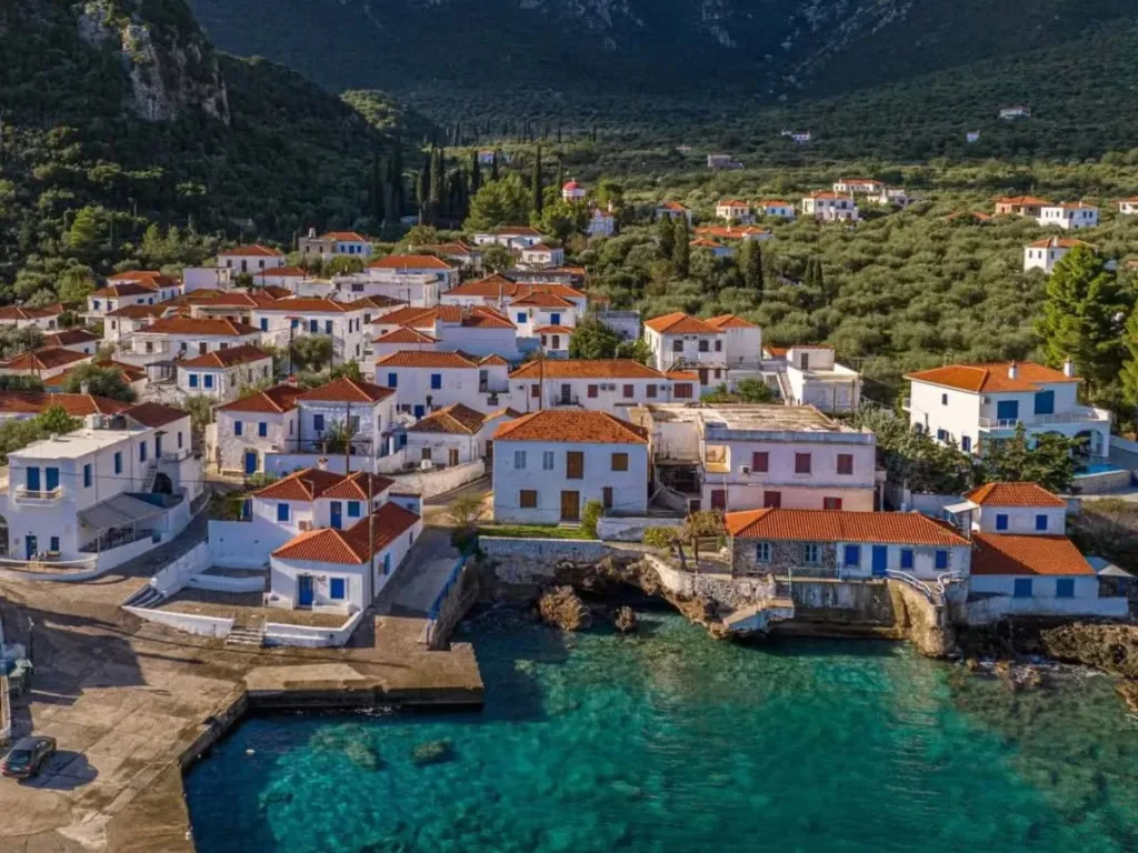 Πελοπόννησος: Εκεί που το βουνό συναντά τη θάλασσα, πού βρίσκεται το γραφικό χωριό που «βουτάει» στο Αιγαίο ΦΩΤΟ-ΒΙΝΤΕΟ