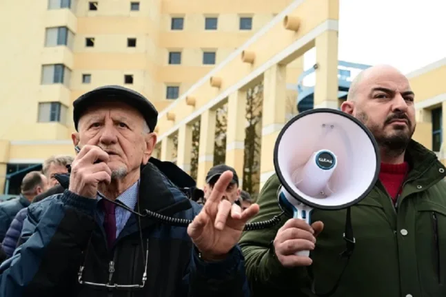 «Καταδρομική» στο Υπουργείο Μεταφορών από τον Θύμιο Λυμπερόπουλο: Ένταση, φωνές και καταγγελίες για «τραμπουκισμό» Υδροπλάνα