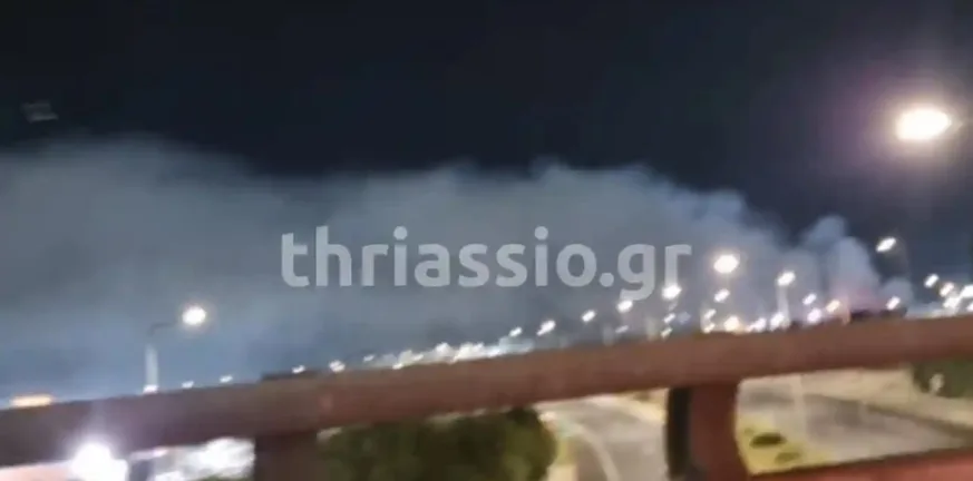 Υπό έλεγχο η φωτιά σε αποθήκη επιχείρησης στη Μάνδρα Μάνδρα
