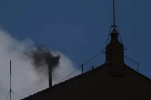 Βατικανό: Μαύρος καπνός ξανά από την Καπέλα Σιξτίνα – Συνεχίζεται χωρίς αποτέλεσμα το Κονκλάβιο, αγωνία για την εκλογή του νέου Πάπα