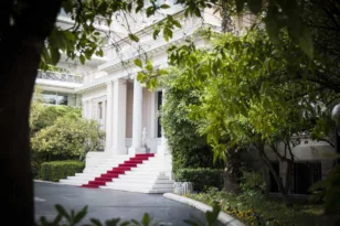 Σύσκεψη τη Δευτέρα στο Μαξίμου για τον προσωπικό αριθμό