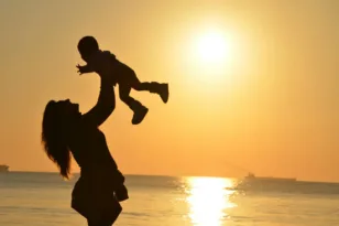 Γιορτή της Μητέρας σήμερα: Από την Υπαπαντή στην καθιέρωση της δεύτερης Κυριακής του Μαΐου