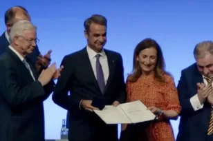 Μητσοτάκης: Η βράβευση για την οικονομία κατά κύριο λόγο ανήκει στον ελληνικό λαό
