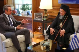 Θερμή υποδοχή στον Οικουμενικό Πατριάρχη από τον Κυριάκο Μητσοτάκη στο Μέγαρο Μαξίμου