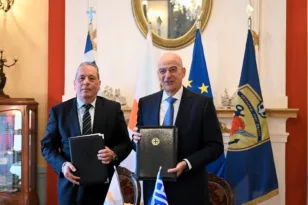 Στρατηγική σύμπραξη Ελλάδας–Κύπρου στην Έρευνα και την Άμυνα: Μνημόνιο συνεργασίας υπέγραψαν Δένδιας και Πάλμας