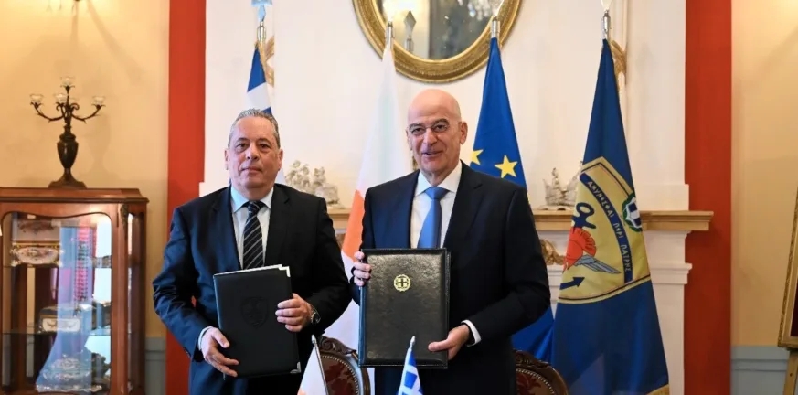 Στρατηγική σύμπραξη Ελλάδας–Κύπρου στην Έρευνα και την Άμυνα: Μνημόνιο συνεργασίας υπέγραψαν Δένδιας και Πάλμας σύμπραξη