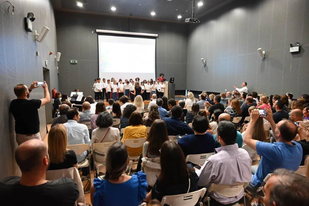 Μελωδικό ταξίδι από τις παιδικές φωνές του Δημοτικού Ωδείου Πατρών «Μίκης Θεοδωράκης»