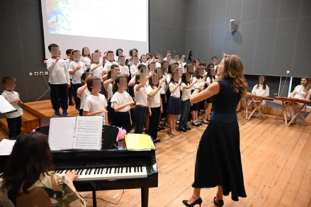 Μελωδικό ταξίδι από τις παιδικές φωνές του Δημοτικού Ωδείου Πατρών «Μίκης Θεοδωράκης»