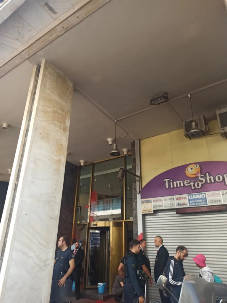 Ομόνοια: «Εβαψαν» με κόκκινη μπογιά ξενοδοχείο, διεξάγεται συνέδριο για συνεργασία Ελλάδας - Ισραήλ