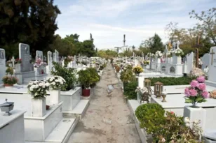 Αναστάτωσαν… τους νεκρούς στην Πάτρα: Ζευγάρι πίσω από φθορές σε τάφο, στο κάδρο και ιερέας