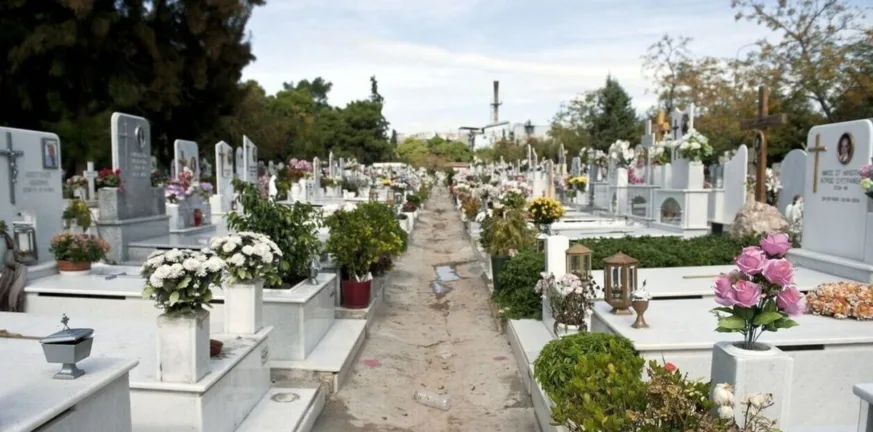 Αναστάτωσαν... τους νεκρούς στην Πάτρα: Ζευγάρι πίσω από φθορές σε τάφο, στο κάδρο και ιερέας Αναστάτωσαν... τους νεκρούς στην Πάτρα: Ζευγάρι πίσω από φθορές σε τάφο, στο κάδρο και ιερέας